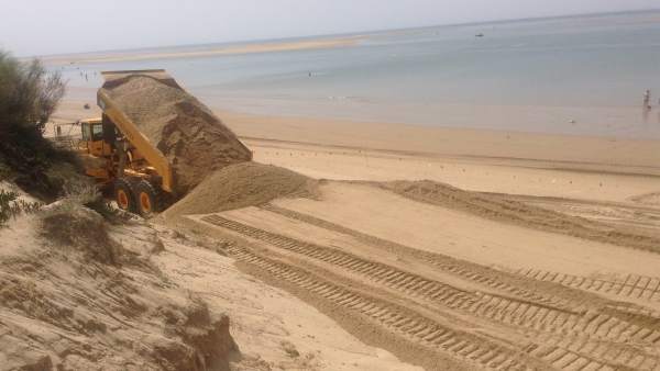 Actuación de Costas en una playa de Huelva. Actuación de Costas en una playa de Huelva.