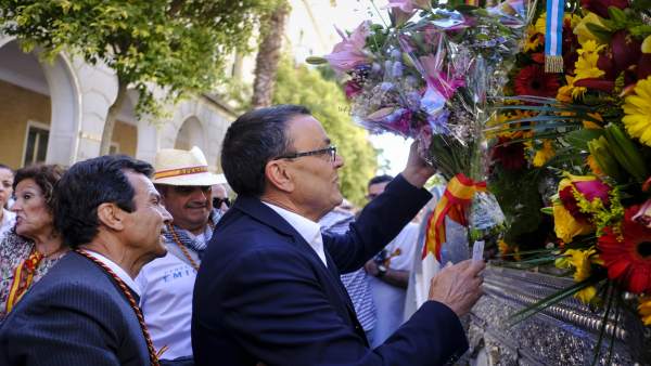 El Presidente De La Diputación Provincial De Huelva, Ignacio Caraballo, Entrega El Presidente De La Diputación Provincial De Huelva, Ignacio Caraballo, Entrega