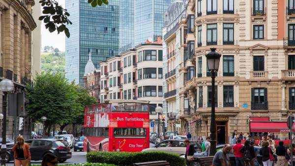 Autobús turístico en el centro de Bilbao Autobús turístico en el centro de Bilbao
