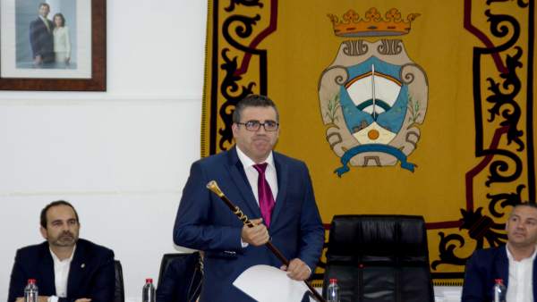 Felipe Cayuela con la vara de mando como alcalde de Carboneras Felipe Cayuela con la vara de mando como alcalde de Carboneras