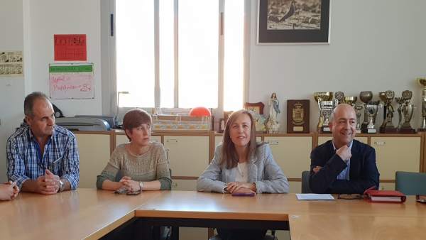 Fernández, reunida con la comunidad educativa del CEIP Miguel Servet Fernández, reunida con la comunidad educativa del CEIP Miguel Servet