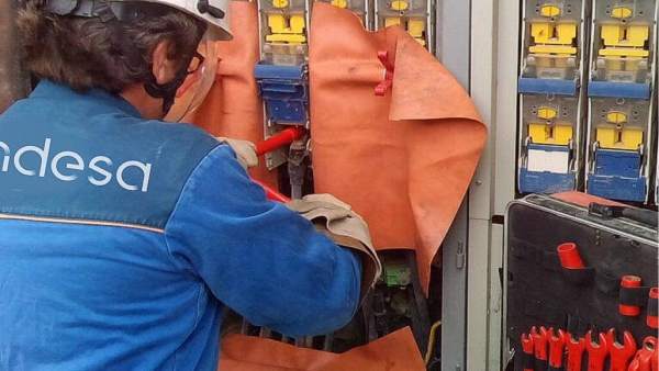 Endesa revisa sus líneas y activa un dispositivo especial para El Rocío. Endesa revisa sus líneas y activa un dispositivo especial para El Rocío.