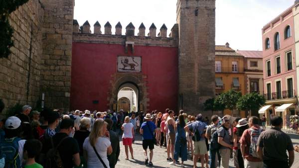 Turistas, a la puerta del Alcázar de Sevilla. Turistas, a la puerta del Alcázar de Sevilla.