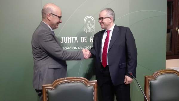 Carmona y Pérez Mañas se saludan al inicio de la comparecencia Carmona y Pérez Mañas se saludan al inicio de la comparecencia