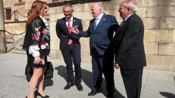 Amoedo Y Silvia Clemente Hablan A Las Puertas Del Fonseca. Amoedo Y Silvia Clemente Hablan A Las Puertas Del Fonseca.
