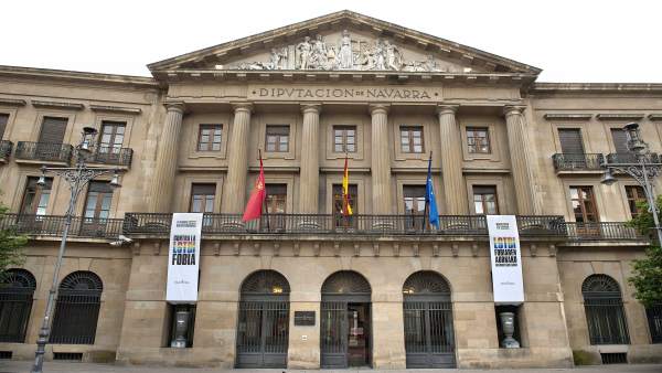 Fachada del Palacio de Navarra con las banderas por el Día contra la LGTBIfobia Fachada del Palacio de Navarra con las banderas por el Día contra la LGTBIfobia