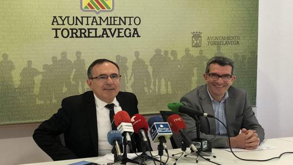 El alcalde y el concejal de Economía y Hacienda presentan los presupuestos El alcalde y el concejal de Economía y Hacienda presentan los presupuestos
