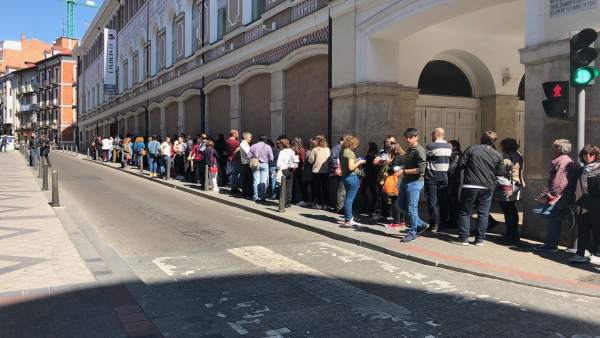 Valladolid.- Cola para el casting de 'Magi' Valladolid.- Cola para el casting de 'Magi'