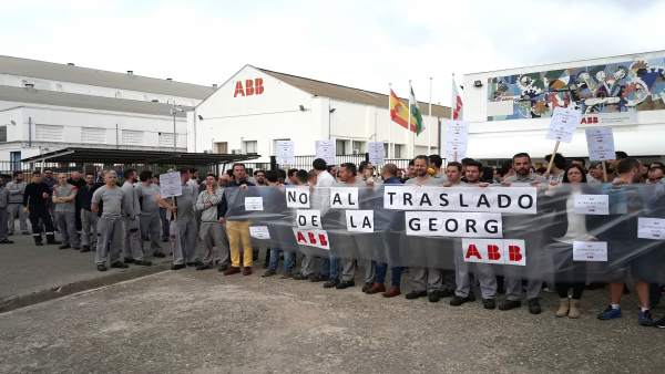 Los trabajadores de ABB ante la fábrica en una concentración Los trabajadores de ABB ante la fábrica en una concentración