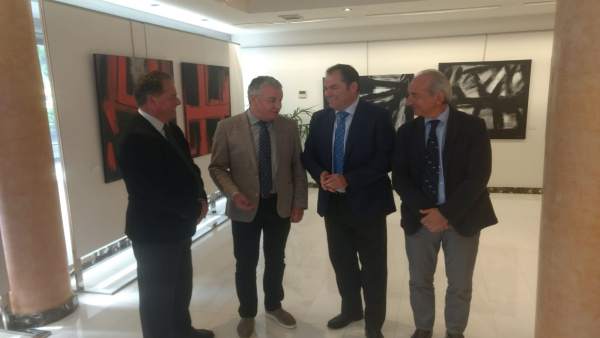 Belarmino Feito con los presidentes de las Cámaras del Comercio. Belarmino Feito con los presidentes de las Cámaras del Comercio.