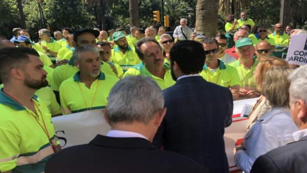 Daniel Pérez junto a trabajadores de Parques y Jardines Daniel Pérez junto a trabajadores de Parques y Jardines
