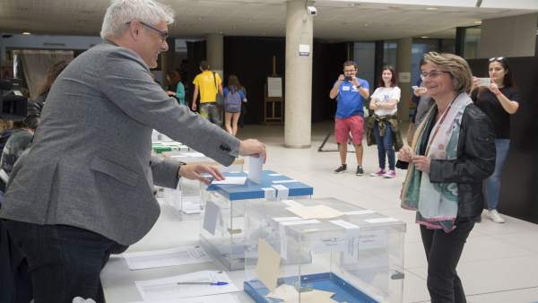 EVA ALCÓN EJERCIENDO SU DERECHO AL VOTO EVA ALCÓN EJERCIENDO SU DERECHO AL VOTO