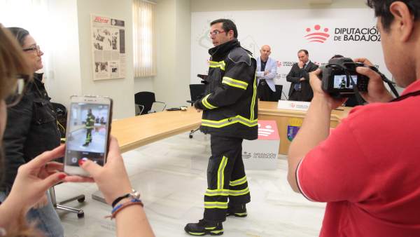 Nuevos trajes bomberos de Badajoz Nuevos trajes bomberos de Badajoz