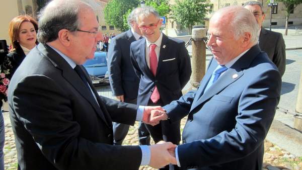 Herrera saluda a Amoedo a la llegada a Salamanca Herrera saluda a Amoedo a la llegada a Salamanca