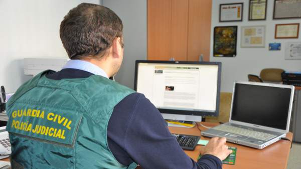 Un agente de la Guardia Civil Un agente de la Guardia Civil
