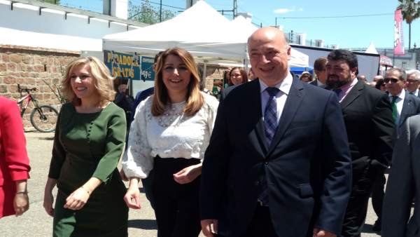 Díaz, entre la alcaldesa de Montoro y el presidente de la Diputación cordobesa Díaz, entre la alcaldesa de Montoro y el presidente de la Diputación cordobesa