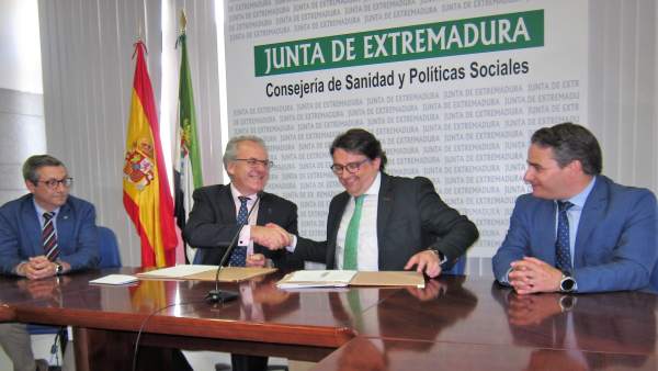 Píriz y Vergeles se dan la mano tras la firma del convenio Píriz y Vergeles se dan la mano tras la firma del convenio