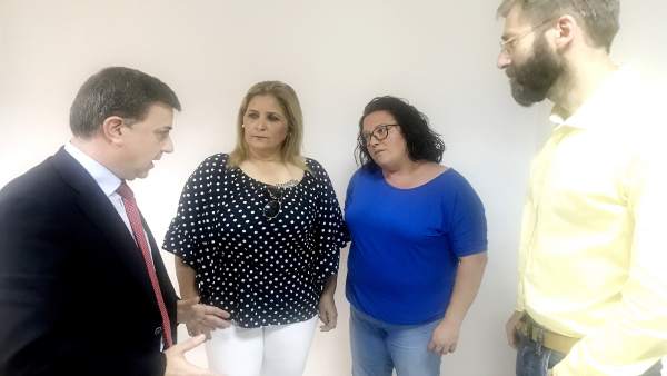 El subdelegado, Francisco Fuentes, explica los trabajos en las playas El subdelegado, Francisco Fuentes, explica los trabajos en las playas
