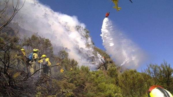 Labores de extinción en el incendio de La Palma Labores de extinción en el incendio de La Palma