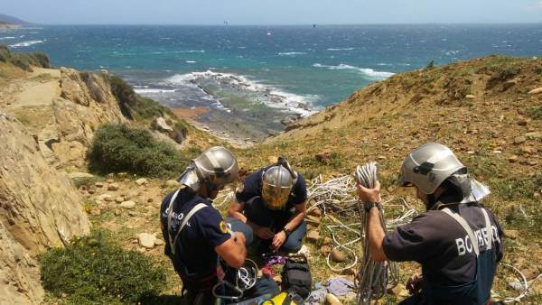 Bomberos rescantan un cadáver en una playa de Tarifa Bomberos rescantan un cadáver en una playa de Tarifa