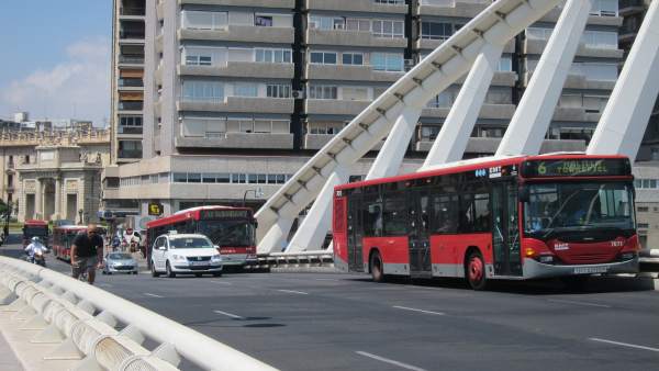 Autobuses de la EMT circulando por el centro de Valencia Autobuses de la EMT circulando por el centro de Valencia