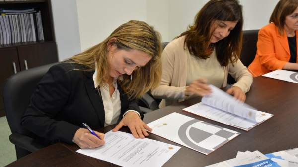Firma del convenio entre CEU y AGAS Firma del convenio entre CEU y AGAS