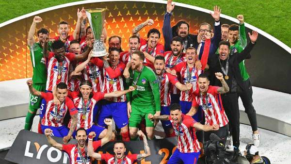 ... Y el 'Niño' levantó la copa ... Y el 'Niño' levantó la copa