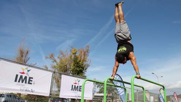 Un deportista en el parque de calistenia de Son Moix Un deportista en el parque de calistenia de Son Moix