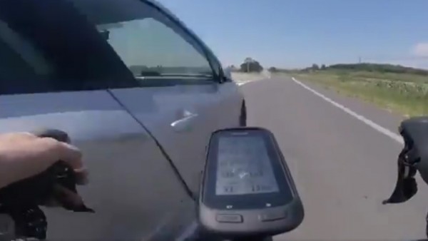Peligroso adelantamiento a un ciclista Peligroso adelantamiento a un ciclista