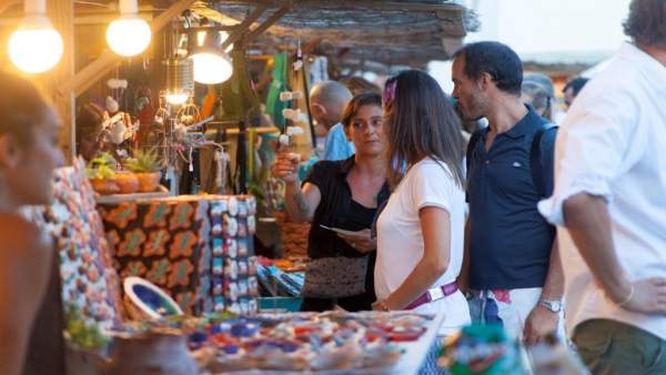 Turistas en un mercado artesano en Formentera Turistas en un mercado artesano en Formentera