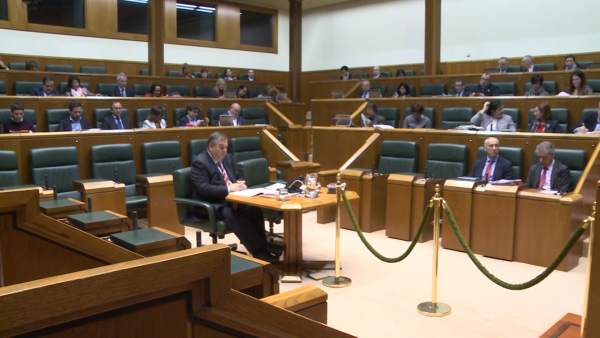Imágenes de los diputados del Parlamento Vasco durante el Pleno Imágenes de los diputados del Parlamento Vasco durante el Pleno