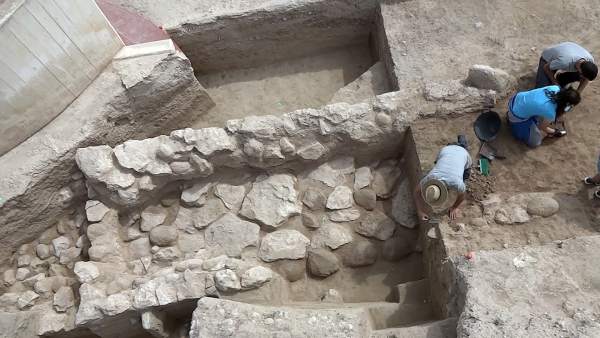 Proceso de exacvación en la muralla Proceso de exacvación en la muralla