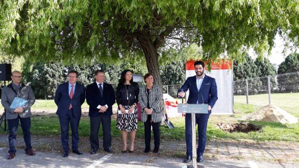 FÉLIX BARAGAÑO, PRESIDENTE CÁMARA COMERCIO GIJÓN. PRIMERA PIEDRA DE EQUILIBRIA FÉLIX BARAGAÑO, PRESIDENTE CÁMARA COMERCIO GIJÓN. PRIMERA PIEDRA DE EQUILIBRIA