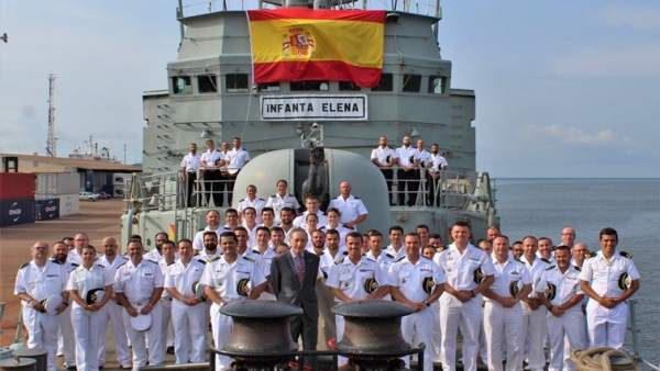 Fotografía de grupo con el Embajador de España en Gabón. Fotografía de grupo con el Embajador de España en Gabón.