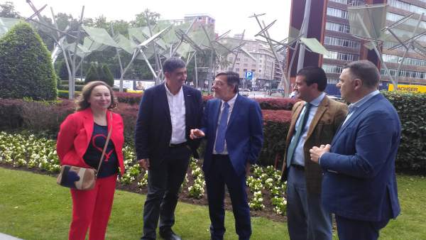 El presidente del TSJPV, Juan Luis Ibarra, con el secretario general de ErNE El presidente del TSJPV, Juan Luis Ibarra, con el secretario general de ErNE