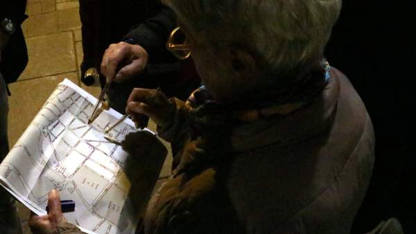 Un grupo de voluntarios observa un mapa con las calles de Sarrià en las que se ha hecho el recuento de personas sin hogar en Barcelona de este 2018. Un grupo de voluntarios observa un mapa con las calles de Sarrià en las que se ha hecho el recuento de personas sin hogar en Barcelona de este 2018.