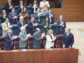 Los diputados del PP aplauden a Ángel Garrido tras su discurso de investidura