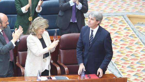 Los diputados del PP aplauden a Ángel Garrido tras su discurso de investidura Los diputados del PP aplauden a Ángel Garrido tras su discurso de investidura