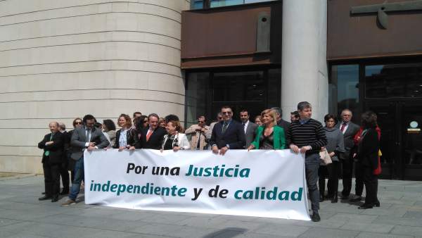 Concentración de jueces y fiscales navarros Concentración de jueces y fiscales navarros