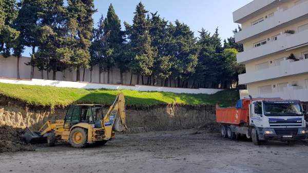 Obras trabajos operarios camión grúa avenida Obras trabajos operarios camión grúa avenida
