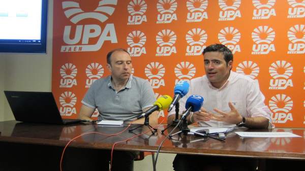 Cristóbal Cano (d) informa sobre los expedientes de la PAC. Cristóbal Cano (d) informa sobre los expedientes de la PAC.