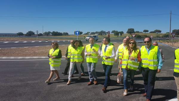 López (3ª izda.) y otras autoridades en la visita a la carretera López (3ª izda.) y otras autoridades en la visita a la carretera