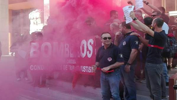 Los Bomberos Durante Su Acto De Protesta Ante El Ayuntamiento Los Bomberos Durante Su Acto De Protesta Ante El Ayuntamiento