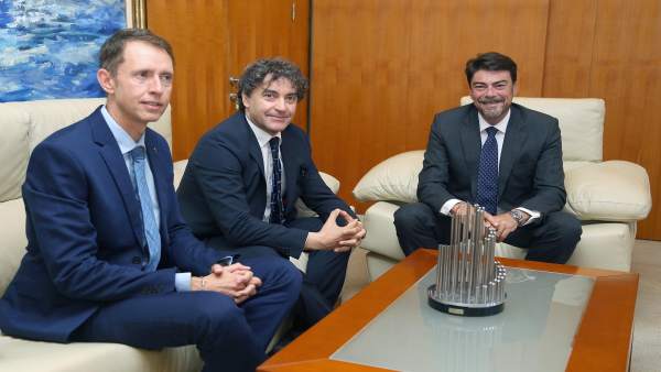 Luis Barcala, de frente, en la reunión con Colomer, segundo por la izquierda Luis Barcala, de frente, en la reunión con Colomer, segundo por la izquierda
