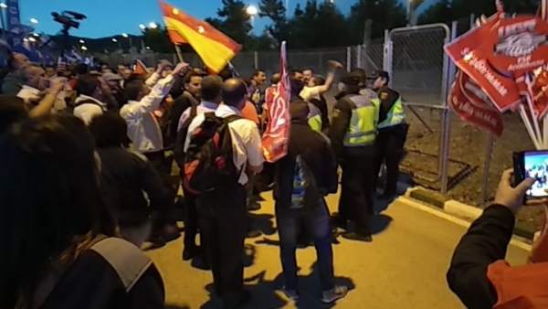 Altercados en la concentración en el acceso de la cárcel de Morón de la Frontera Altercados en la concentración en el acceso de la cárcel de Morón de la Frontera