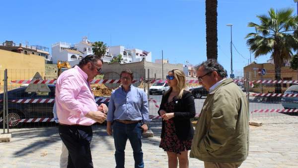 La alcaldesa, Ana Isabel Jiménez, comprueba las obras de demolición. La alcaldesa, Ana Isabel Jiménez, comprueba las obras de demolición.