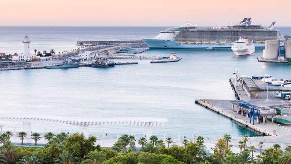Vista general de la Farola de Málaga en el puerto con cruceros buques Vista general de la Farola de Málaga en el puerto con cruceros buques