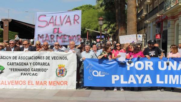 Imagen de los vecinos, durante la manifestación Imagen de los vecinos, durante la manifestación