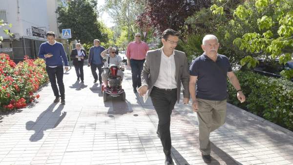 El alcalde, Francisco Cuenca, en una visita al barrio de la Chana El alcalde, Francisco Cuenca, en una visita al barrio de la Chana