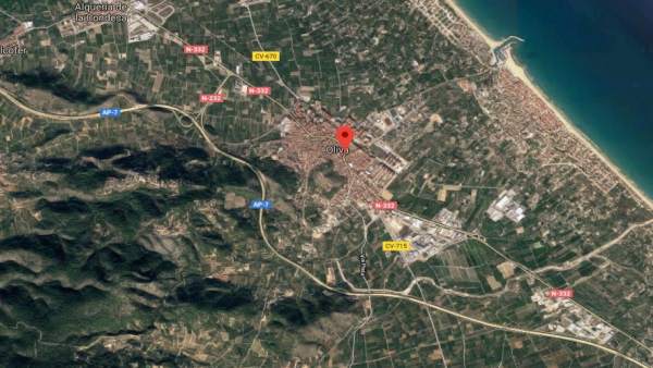 Mor un home de 36 anys en xocar un cotxe i un camió en la N-332, a Oliva Mor un home de 36 anys en xocar un cotxe i un camió en la N-332, a Oliva